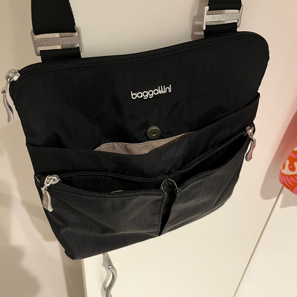 Baggallini EXCELLENT Black Crossbody w/ Silver Accents. Perfect size & pockets! - Picture 3 of 9